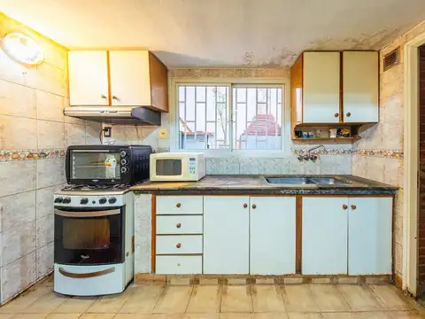 Casa 8 ambientes con 2 baños