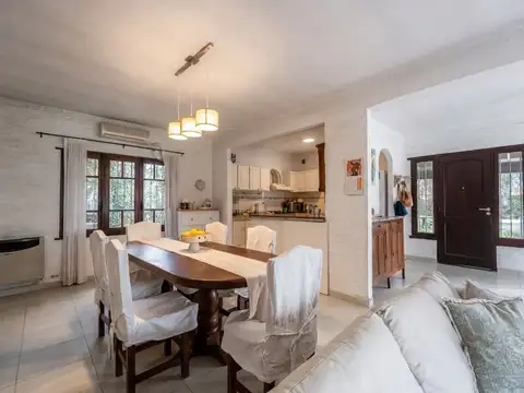 Casa en Venta con 2 cocheras