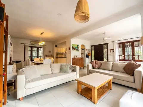 Casa 4 ambientes con 2 baños