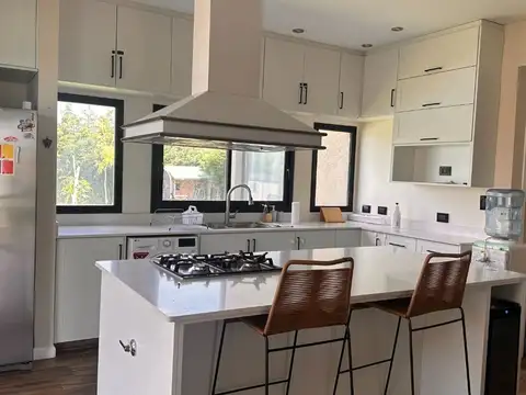 Casa 4 ambientes con 2 baños