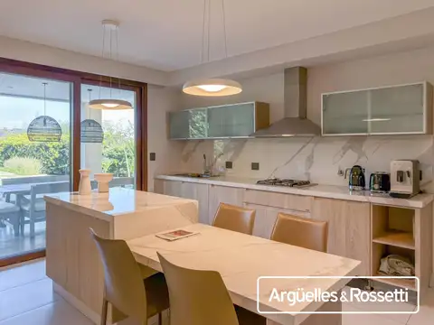 Casa en Venta con 2 cocheras