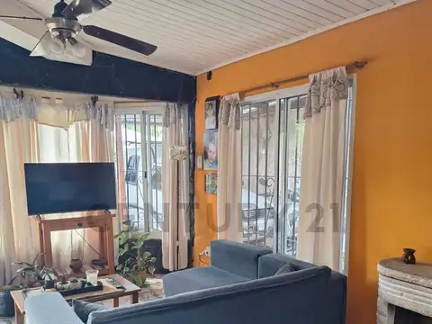Casa 4 ambientes con 2 baños