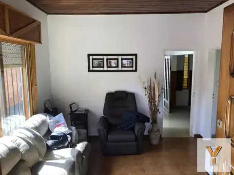 Casa 6 ambientes con 2 baños