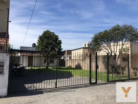 Casa en venta - 4 Dormitorios 3 Baños - Cochera - 550Mts2 - Monte Grande