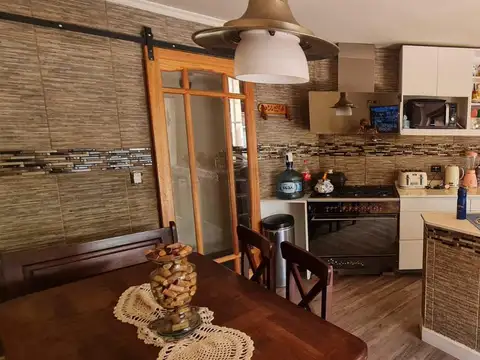 Casa 6 ambientes con 2 baños