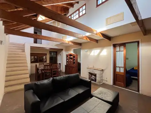 CASA 8 AMBIENTES TERRAZA QUINCHO Y LOCAL COMERCIAL