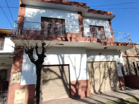 Venta casa 4 ambientes con cochera doble en Bernal