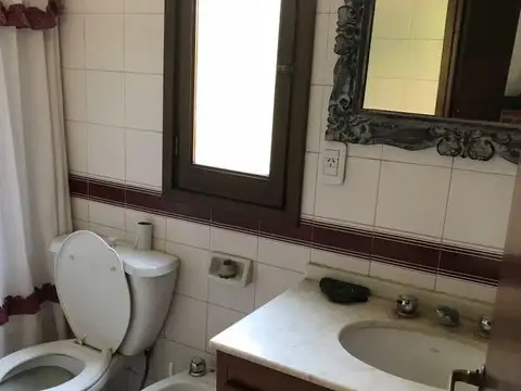 Casa en Alquiler con 3 cocheras