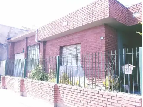 Venta casa de 3 amb. con garage, patio y depto de 2 amb. Ber