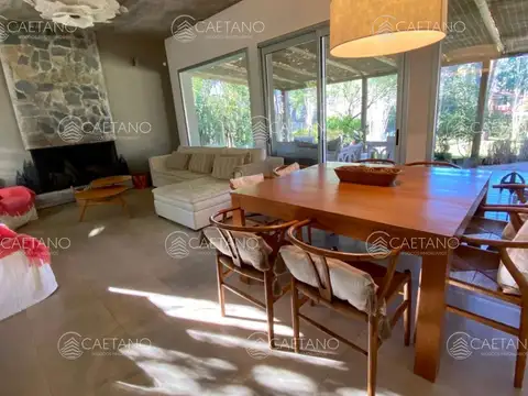 Casa 5 ambientes con 4 baños