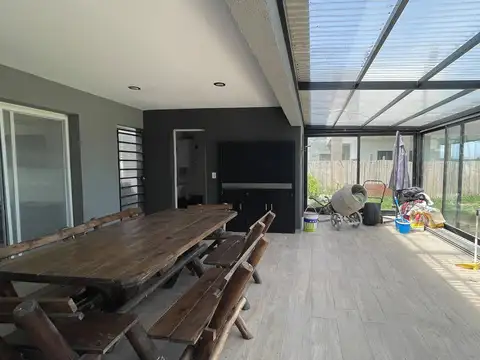 Casa 5 ambientes con 3 baños