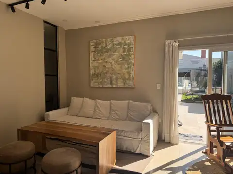 Casa 4 ambientes con 5 baños