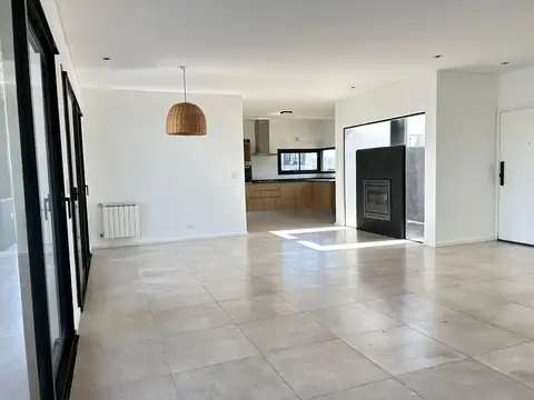 Casa 5 ambientes con 2 baños