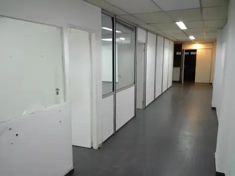 Piso Unico de oficinas 424m2, 2 salones y 11 despachos, 3 baños, cocina, 2 Patios y Terraza
