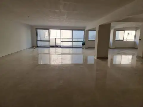 Oficina en Alquiler con 5 cocheras