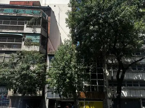 PH que incluye 2 deptos y un local sin subdividir. Se vende en block