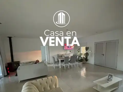 Vendo. Casa ubicada frente al Hotel Azares del Ayuí. ER.