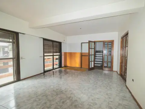 CASA DE 3 PLANTAS EN VENTA CON PATIO Y TERRAZA ITALIA 112