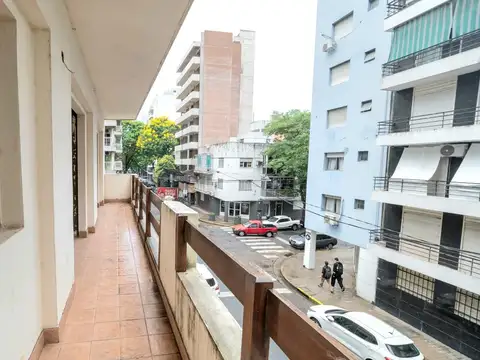 CASA DE 3 PLANTAS EN VENTA CON PATIO Y TERRAZA ITALIA 112