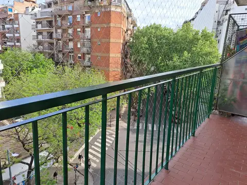 DOS AMBIENTES APTO PROFESIONAL BALCÓN FRENTE MUY LUMINOSO
