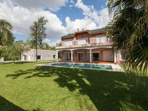 DESTACADA CASA EN LAS LOMAS DE SAN ISIDRO