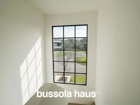 Casa en venta de 5 ambientes al lago con pileta y cochera en Cantón Norte Escobar