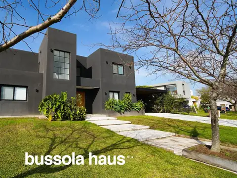 Casa en venta de 5 ambientes al lago con pileta y cochera en Cantón Norte Escobar