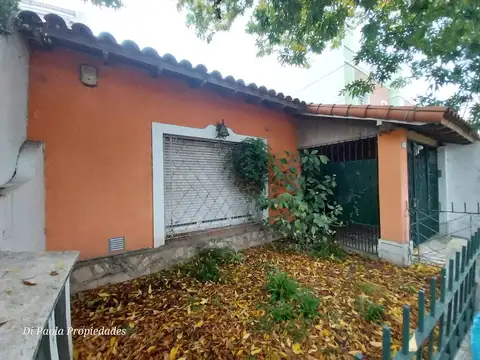 3 ambientes al frente con patio y terraza