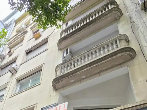 DEPARTAMENTO DE 3 AMBIENTES CON PATIO CUBIERTO-VISTA JARDIN