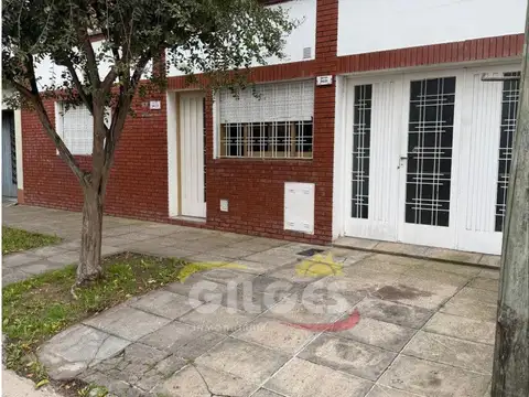 Alquiler Casa 3 Ambientes en Villa Luzuriaga  Muy buen Estado Con cochera cubierta