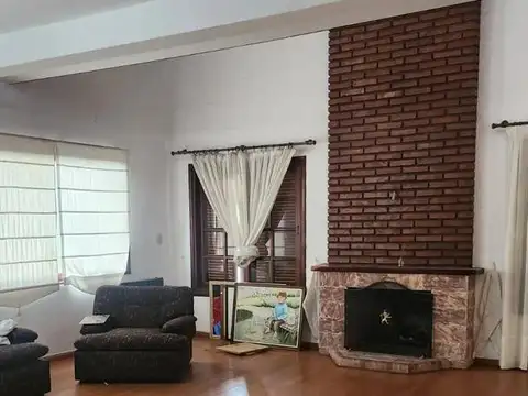Casa en venta c/ cochera en Loma Verde.