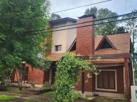 Casa en venta c/ cochera en Loma Verde
