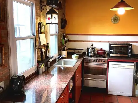 IMPERDIBLE CASA EN FLORIDA CON JARDÍN, 4 DORMITORIOS Y ALTILLO DE 65 M²  EN VENTA