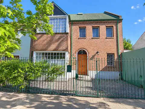IMPERDIBLE CASA EN FLORIDA CON JARDÍN, 4 DORMITORIOS Y ALTILLO DE 65 M²  EN VENTA