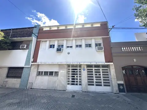 Casa dos plantas con jardin