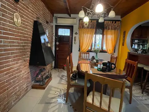 Casa en  venta con 3 viviendas de 4amb y 2amb, jardín y cochera - Wilde