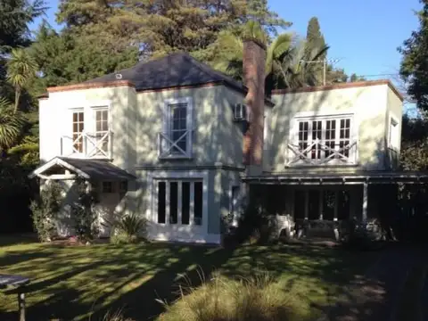 Casa en Venta con 2 cocheras