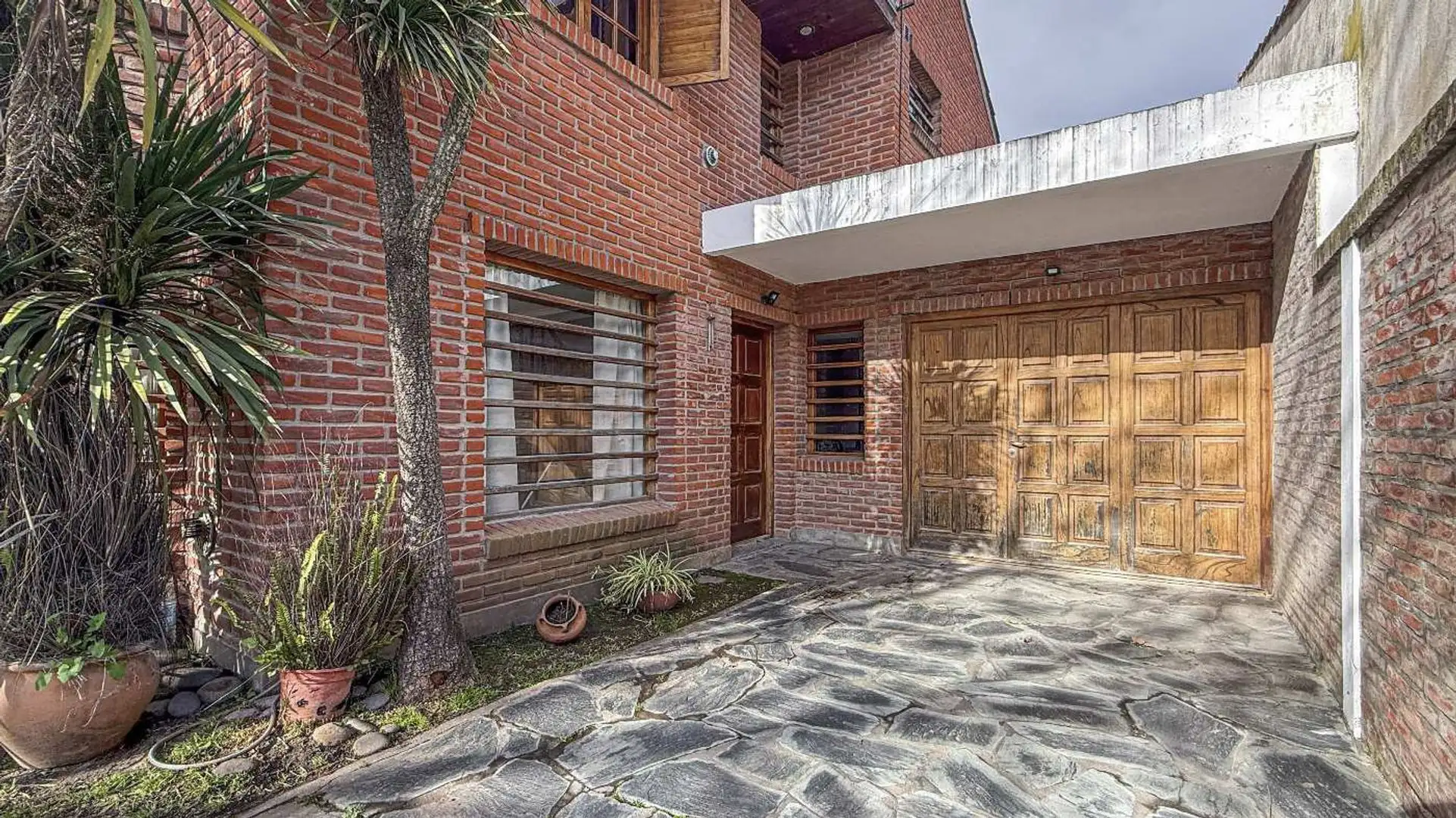 VENTA DUPLEX 3 AMB GARAGE Y PATIO BARRIO PINARES