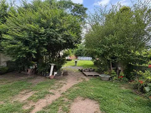 Se vende una casa llena de encanto y pontencial, ubicada en Empalme Lobos, Calle Ajo al 2500