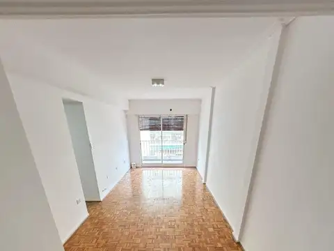 Depto 4 ambientes, al frente con balcón y cochera.(opcional)