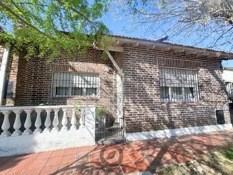 Casa en Burzaco de 4 ambientes.