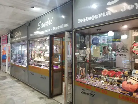 3 locales en galería Central Luro e Independencia