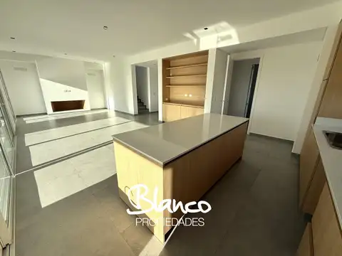 Casa en Alquiler con 2 cocheras