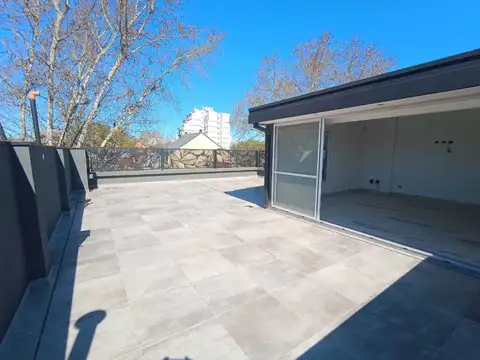 Casa con dos patios, terraza, quincho y deposito