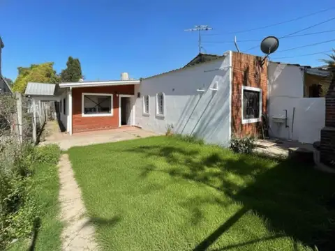 Casa en alquiler en El Talar 2 dormitorios, jardín y cochera