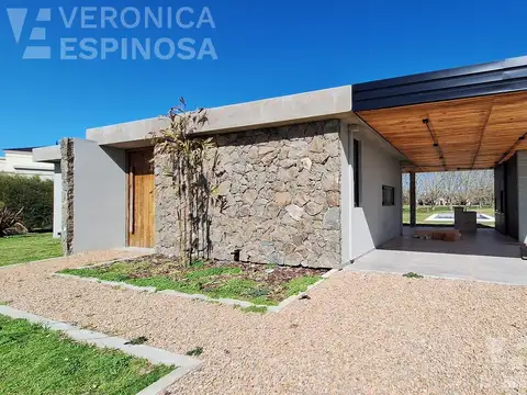 Casa en Venta con 4 cocheras