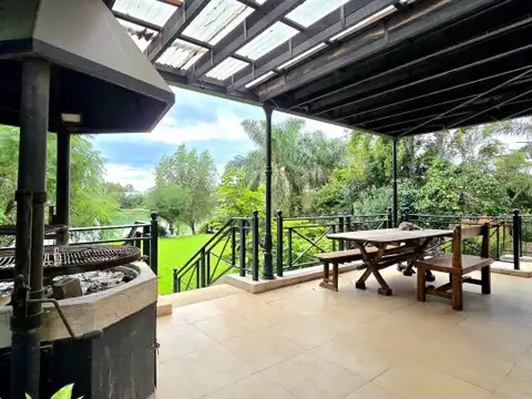 Casa 8 ambientes con 4 baños