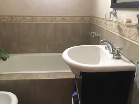 VENTA - CASA CON POSIBILIDAD COMERCIAL