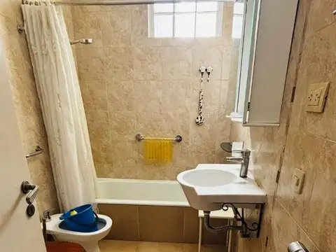 Departamento de 3 ambientes al frente con balcón