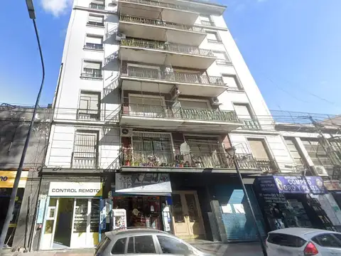 Departamento de 3 ambientes al frente con balcón